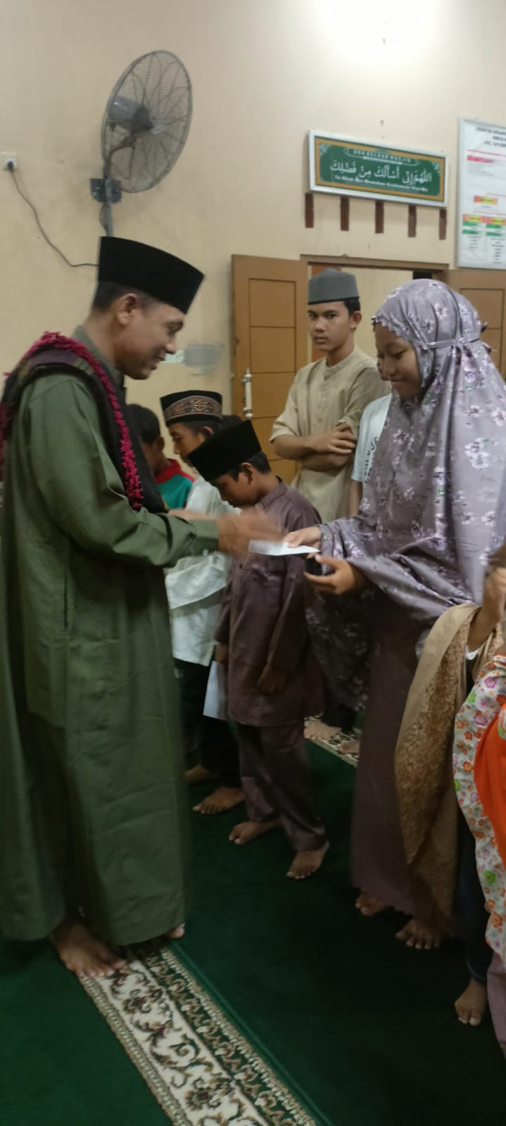 DKM Al Ijtihad Bersama Ibu-ibu Majelis Ta'lim Al Ijtihad Memberikan Santunan kepada Anak Yatim Dan Pintu  Bertujuan Untuk Memberikan Kasih Sayang yg Sangat Mulia Dan Membantu untuk Mendapatkan pendidikan yg Lebih Baik Bagi Mereka
