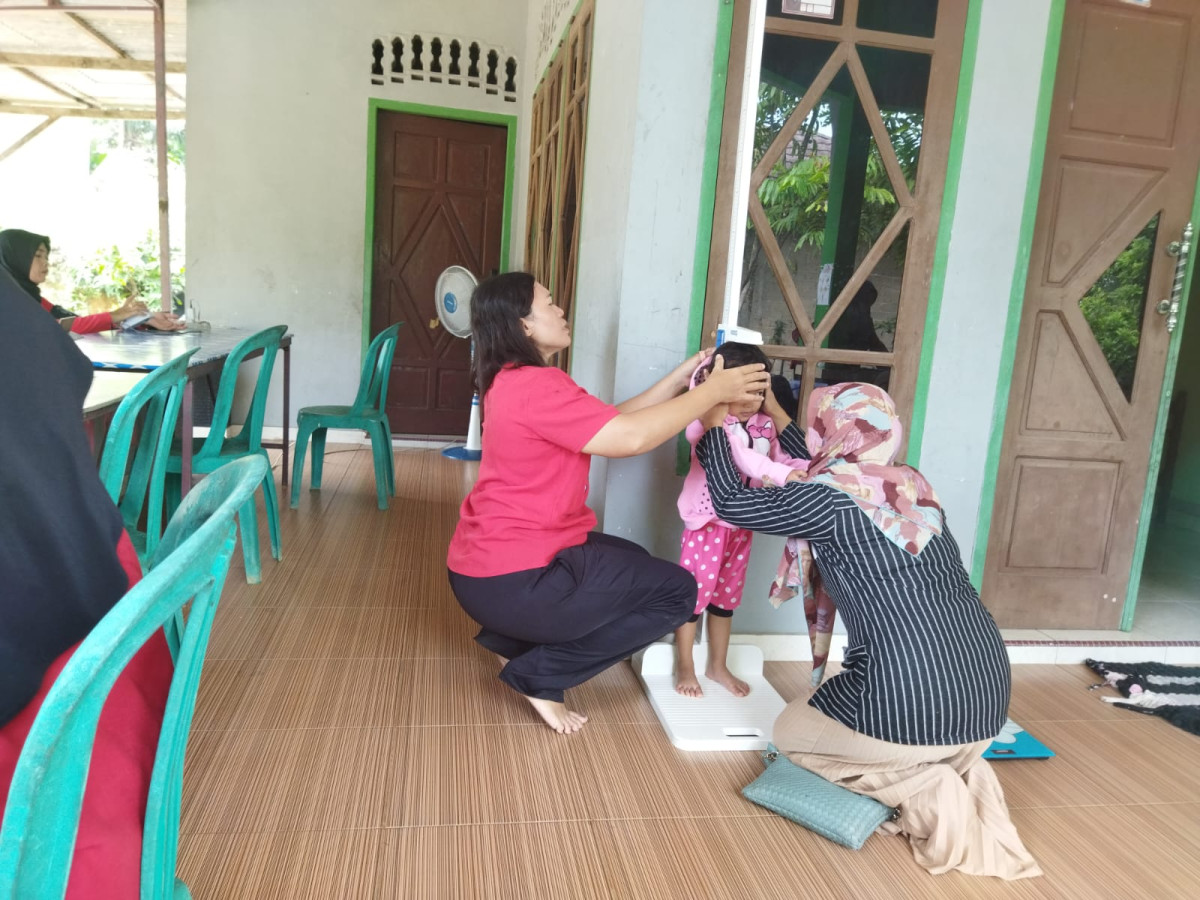 Kader Posyandu Pucuk Merah Bersama Petugas Kesehatan Dari Puskesmas Melaksanakan Posyandu Aktif Serta Monitoring Tumbuh Kembang Anak Untuk Memantau Pertumbuhan Dan Perkembangan Anak Serta Memberikan Edukasi Dan Penyuluhan Tentang Kesehatan Ibu Dan Anak
