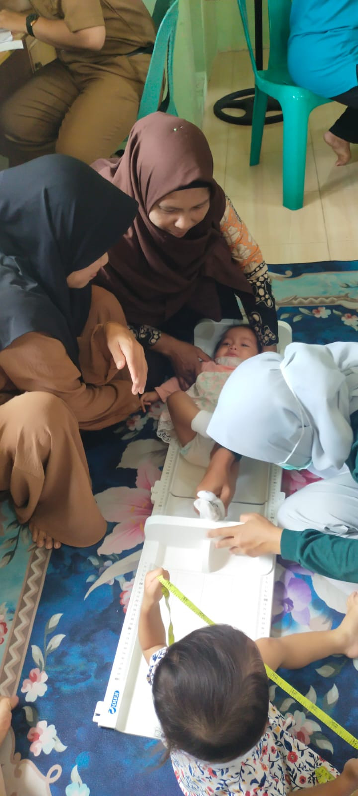 Petugas Kesehatan Dari Puskesmas Bt 10 Bersama Kader Posyandu Air Raja Melaksanakan Posyandu Aktif Untuk Memantau Tumbuh kembang Anak Dan Memberikan Edukasi, Penyuluhan Tentang Kesehatan ibu Dan Anak