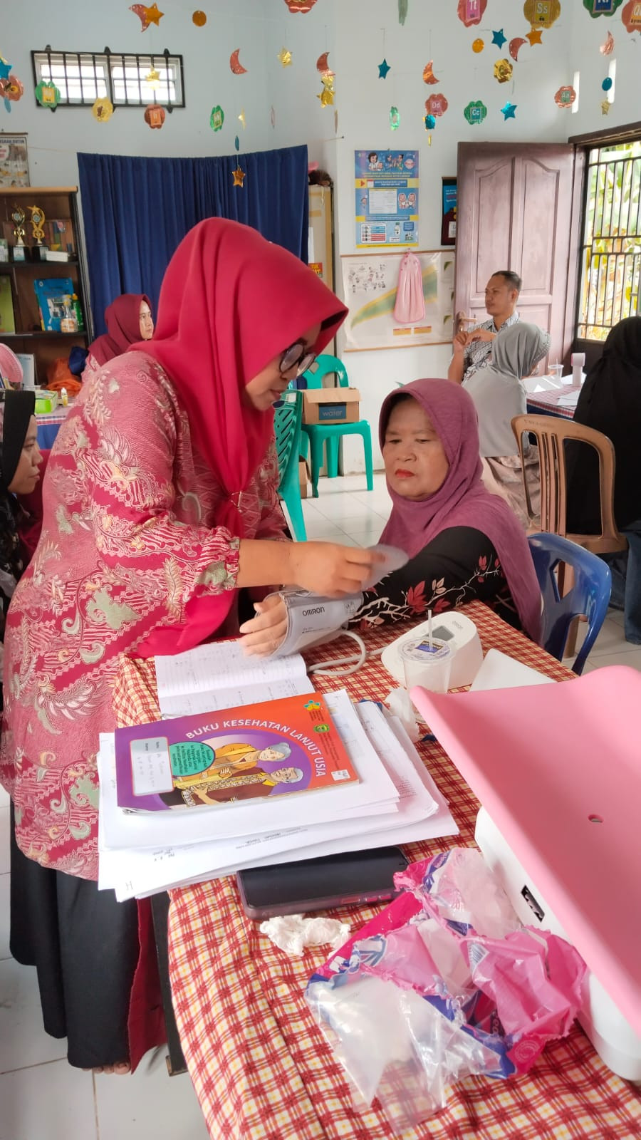 Kader Posyandu Hang Tuah Mandiri Bersama Petugas Kesehatan Dari Puskesmas Bt 10 Melaksanakan Posyandu Aktif Untuk Meningkatkan Kesehatan Dan Kesejahteraan Ibu Dan Anak Di Masyarakat Serta Memberikan Pelayanan Kesehatan Dasar yg Berkualitas