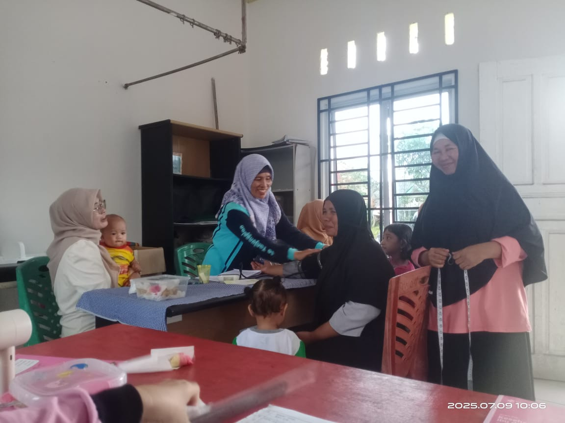 Petugas Kesehatan Dari Puskesmas Bt 10 Melaksanakan Posyandu Aktif  Untuk Meningkatkan Kesehatan Dan kesejahteraan Masyarakat Terutama Ibu Dan Anak Serta Masyarakat Memperoleh Akses Yg Lebih Mudah Untuk Mendapatkan Pelayanan kesehatan Yg Berkualitas
