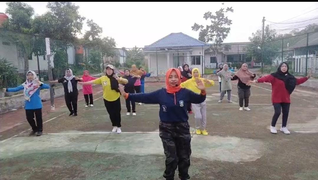 Ibu-ibu Perumahan Bukit Raya Mengadakan Senam KJS Setiap Minggu Pagi Untuk Meningkatkan Kesehatan Dan Kebugaran Tubuh Serta Mengurangi Stress Dan Meningkatkan Mood