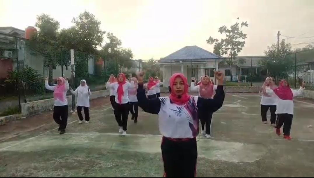Ibu-ibu Perumahan Bukit Raya Mengadakan Senam Pagi KJS Untuk Meningkatkan Kesehatan Fisik Dan Kebugaran Serta Pentingnya Olah Raga Dan Aktifitas Fisik Dalam Meningkatkan Kualitas Hidup