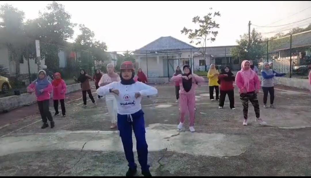 Ibu-ibu Perumahan Bukit Raya Setiap Minggu Pagi Mengadakan Senam Pagi KJS Untuk Meningkatkan Kehidupan Akan Pentingnya Gaya Hidup Sehat  Serta Meningkatkan Olahraga Dan Aktivitas Fisik Dalam Meningkatkan Kualitas Hidup