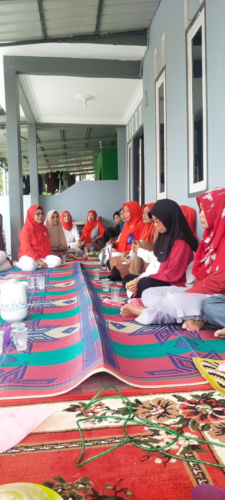 Kader Posyandu Lansia Cendana Mengadakan Pertemuan Keakraban Sesama Para Lansia Untuk Berbagi pengalaman, Cerita, Dan Kebijaksanaan Hidup Serta Saling Mendukung, Menghibur, Dan Memotivasi Satu Sama Lain Sehingga Tidak Merasa Kesepian Dan Terisolir