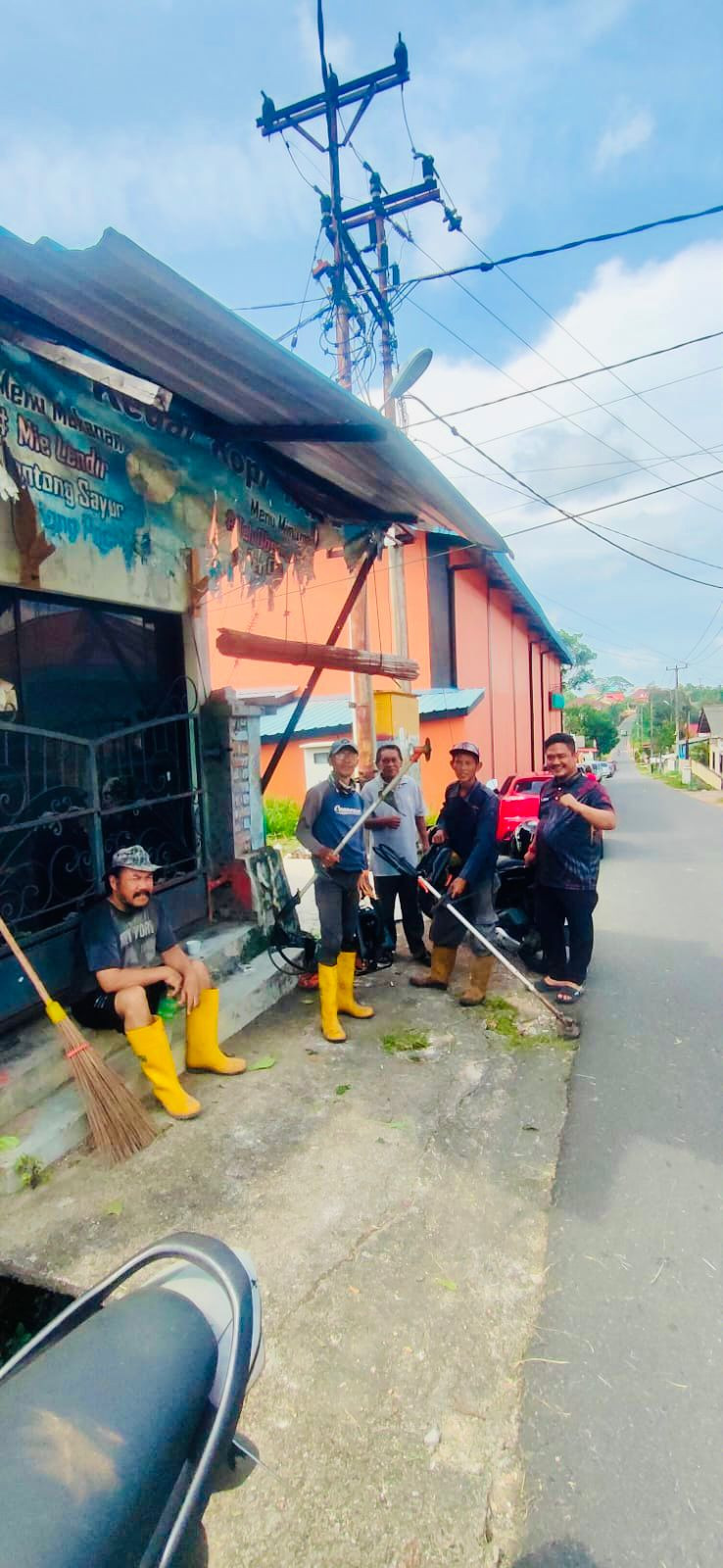 Lurah pinang Kencana Melaksanakan Gotong-royong Di Sepanjang jalan Srikaton Untuk Memperkuat Hubungan Sosial Dan Membangun kepercayaan, Kebersamaan Dan Solidaritas Di Antara Anggota Masyarakat Dan Menciptakan Lingkungan yg Lebih Harmonis Dan Sejahtera