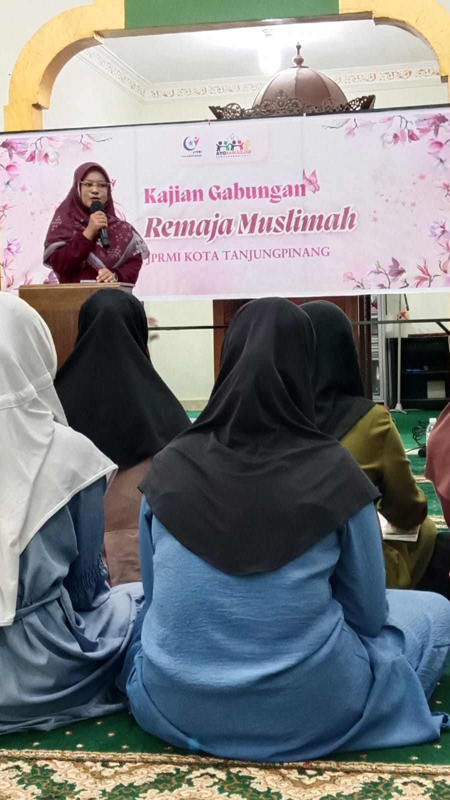 Majelis Ta'lim Remaja Kp. Karang Rejo Mengikuti Kajian Gabungan Remaja Muslimah Kota Tanjungpinang Oleh Ustadzah Nela Kurniaty S. Pd  untuk Meningkatkan Semangat Dan Motivasi Agar Menjadi Yg Terbaik Serta Mengembangkan Karakter Dan Kepribadian Yg Islami