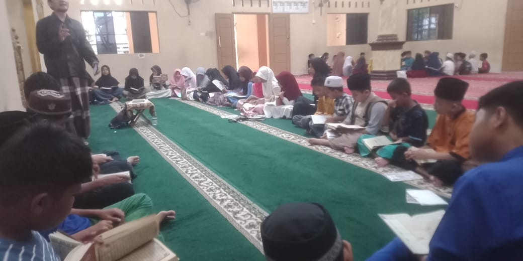 Guru TPQ Al ijtihad Mengadakan Didikan Subuh Bagi Santri TPQ Al ijtihad Untuk Meningkatkan Kemampuan Membaca Al qur an Dan Memahami Ilmu Agama
