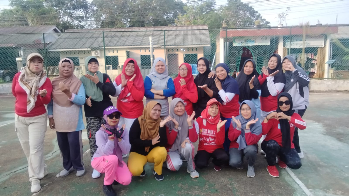 Ibu-ibu Perumahan Bukit Raya Mengadakan Senam Pagi KJS Setiap Minggu Untuk Meningkatkan Fisik Dan Kebugaran Tubuh Serta Mengurangi Stress Dan Meningkatkan Mood