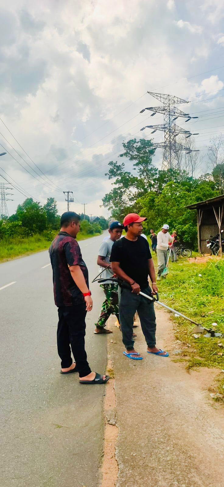 Warga Perumahan Bumi Air Raja Rt 04 Mengadakan Gotongroyong Untuk Menciptakan Lingkungan Yg Bersih, Sehat Dan Harmonis Serta Meningkatkan Kesadaran Dan Partisipasi Masyarakat Dalam Kegiatan Bersama