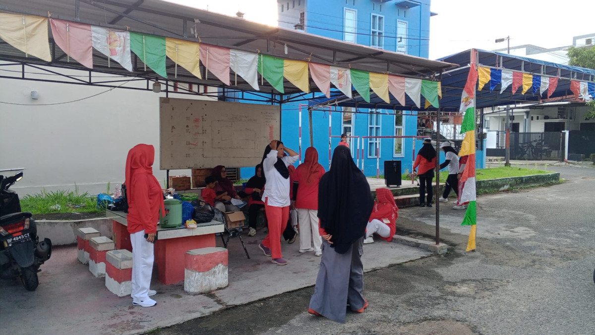 Dalam Rangka Menyambut HUT RI Yg Ke 80 Warga Perumahan Bintan Permai Mengadakan gotong-royong Untuk Meningkatkan Kebersamaan Dan Solidaritas Di Antara Warga