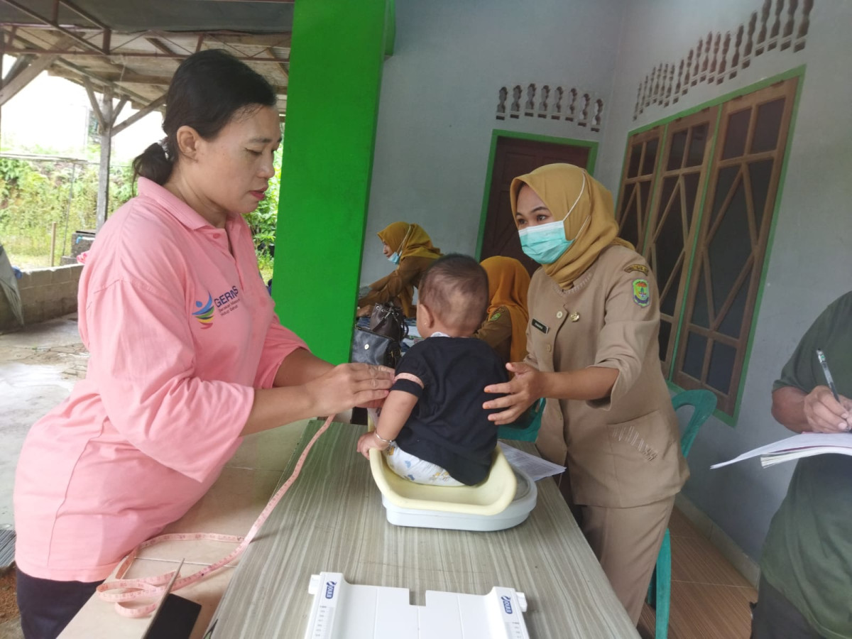 Petugas Kesehatan Bersama Kader Posyandu Pucuk Merah Melaksanakan Posyandu Aktif Untuk Memantau  Tumbuh Kembang Anak Dan Memberikan Edukasi Serta Penyuluhan Tentang Kesehatan Ibu Dan Anak Agar Mendapatkan Pelayanan Kesehatan Yg Berkualitas