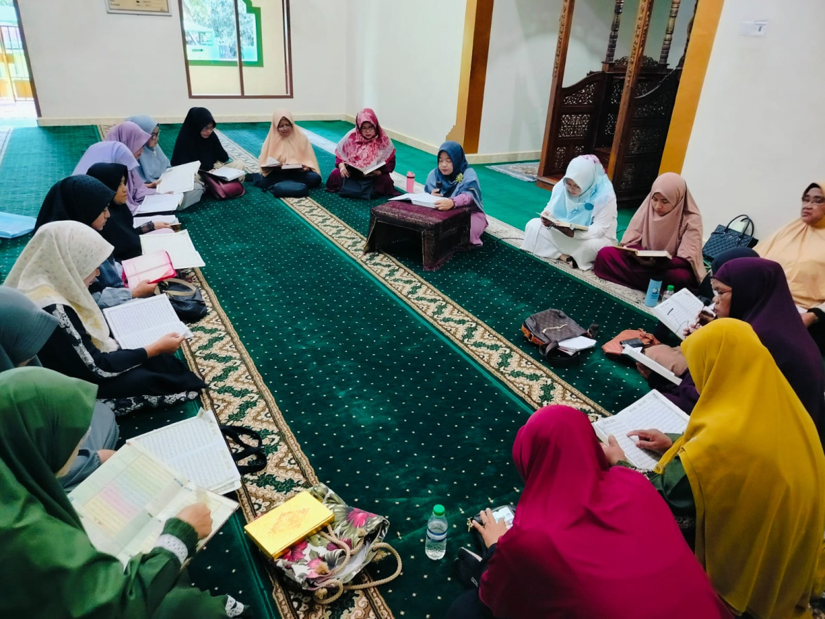 Majelis Ta'lim Ibu-ibu Nurul Huda Mengadakan Pengajian Rutin Sepekan Sekali Yg Di Isi Dengan Belajar Tahsin Untuk Meningkatkan Pengetahuan Dan Pemahaman  Agama Islam Serta Mempererat Silaturahmi Dan Ukhuwah Islamiah