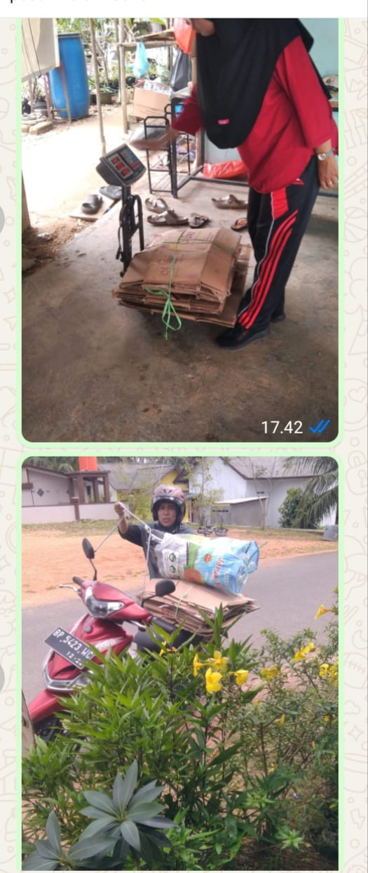 Pengurus Bank Sampah Resik Becik Melakukan Pembelian Barang Bekas Dari Warga Agar Masyarakat Dapat Menabung Sampah yg Telah Di Pilah Dan Menarik Hasilnya Dalam Bentuk Uang Atau Insentif Lainnya