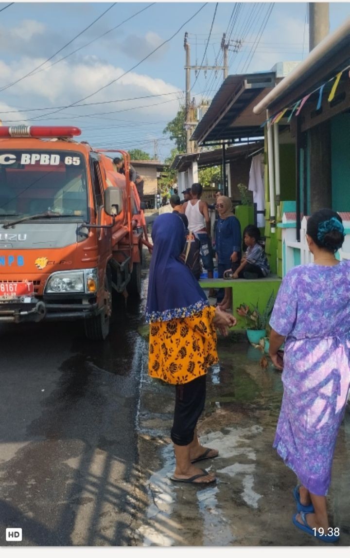 Pemko Tanjungpinang Bersama BPBD Kota Tanjungpinang Membagikan Air Bersih Gratis Kepada Warga  yg Masih Kesulitan Untuk Mendapat Air Bersih Tujuannya Agar Masyarakat Dapat Menikmati Air Bersih Yg Aman Dan Sehat Untuk Kebutuhan Sehari-hari