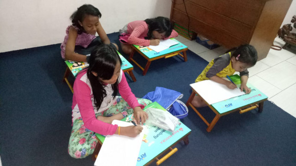 Anak anak sedang belajar di Ruang Perpustakaan 