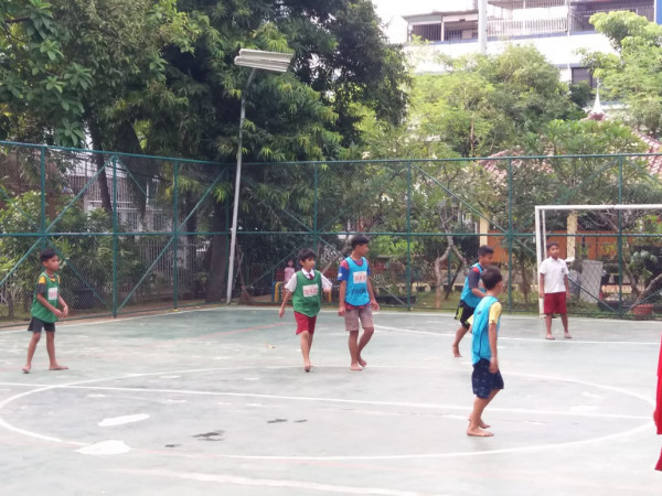 Anak anak Rw 5 bermain bola di Lapangan 