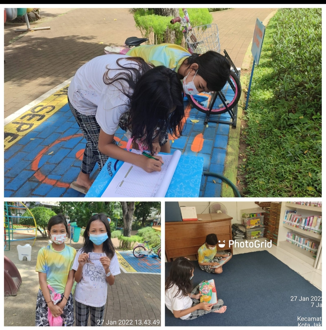 Anak anak sedang membaca buku di perpustakaan RPTRA kenanga Cideng