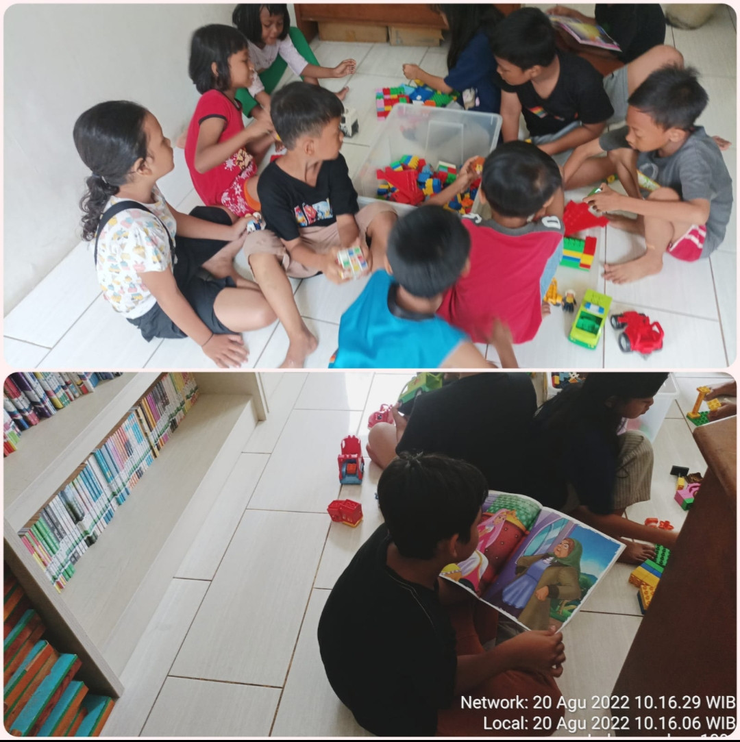 Anak-anak sedang membaca buku