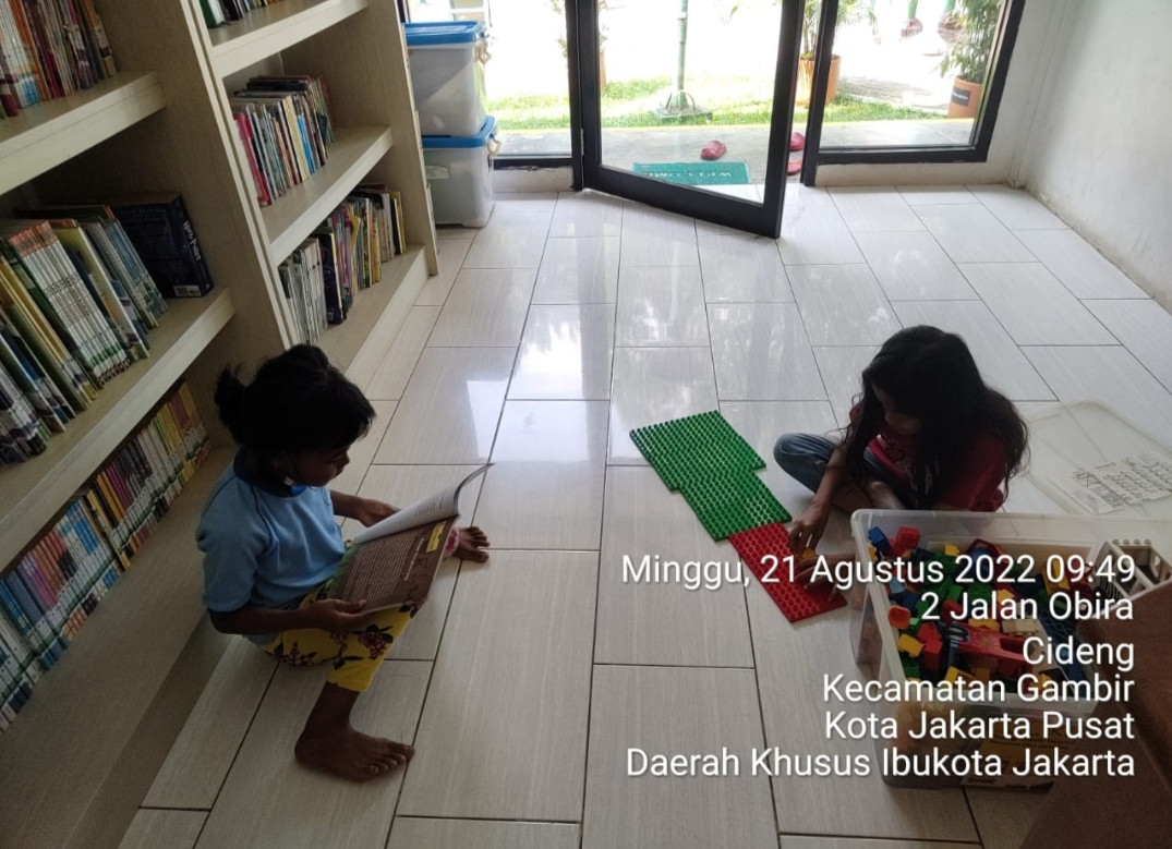 Sedang membaca buku di perpustakaan