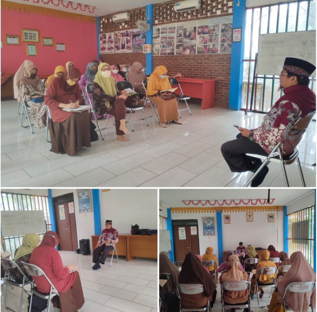 Pengajian Ibu-ibu Kel. Cideng dengan  Guru Pengajar Ustadz Muhajirin di mushola RPTRA Kenanga Cideng.