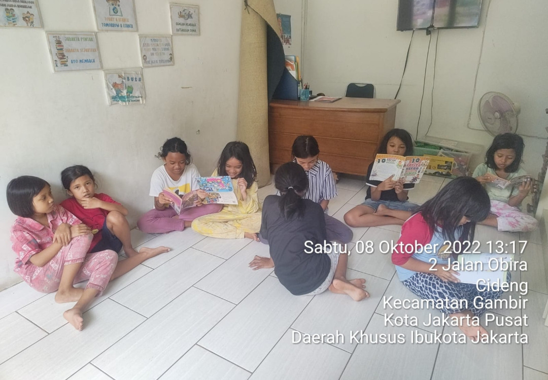 Membaca buku dan bermain Lego