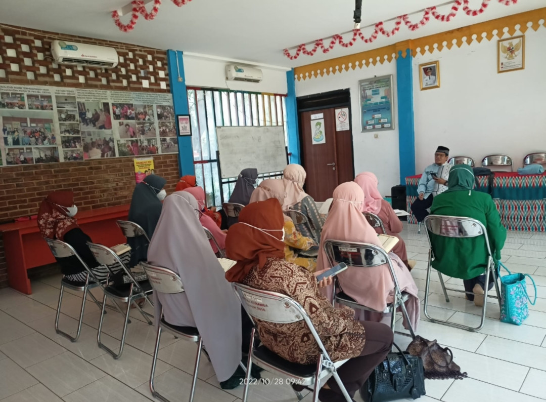 Pengajian Ibu-ibu Kel. Cideng dengan  Guru Pengajar Ustadz Muhajirin di mushola RPTRA Kenanga Cideng.
