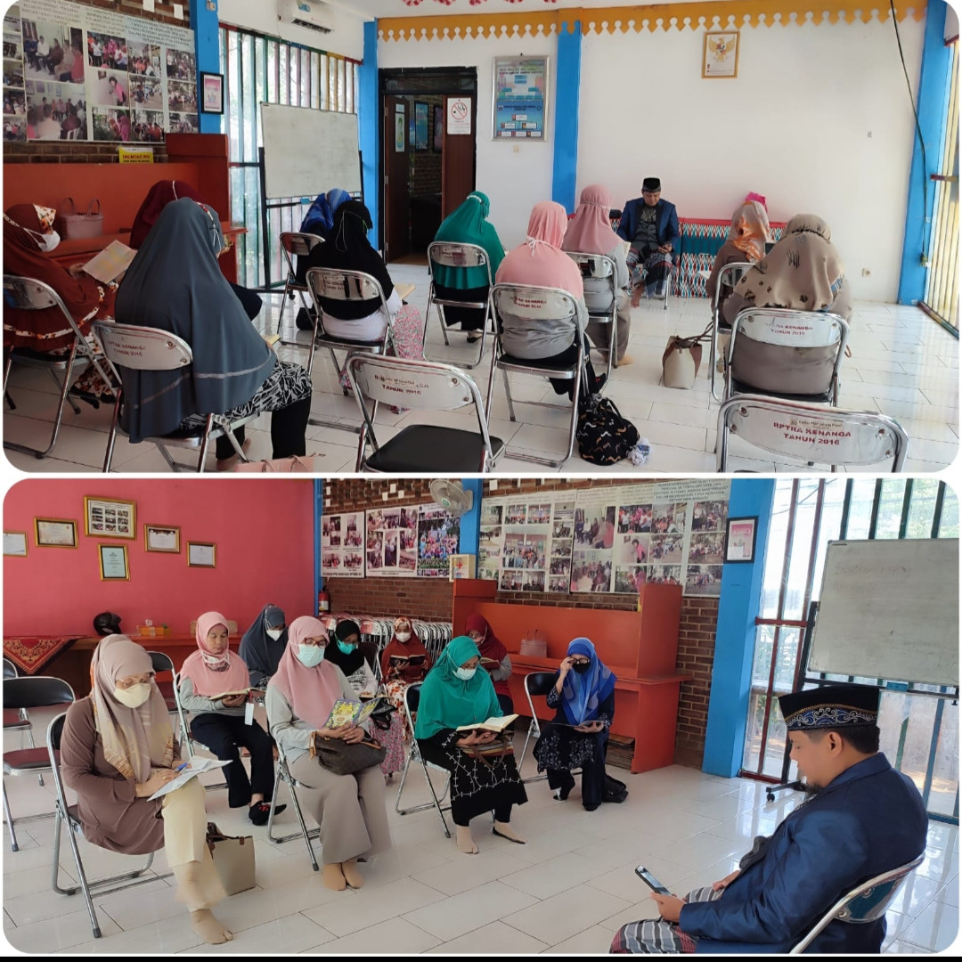 Pengajian Ibu-ibu Kel. Cideng dengan  Guru Pengajar Ustadz Muhajirin di mushola RPTRA Kenanga Cideng.