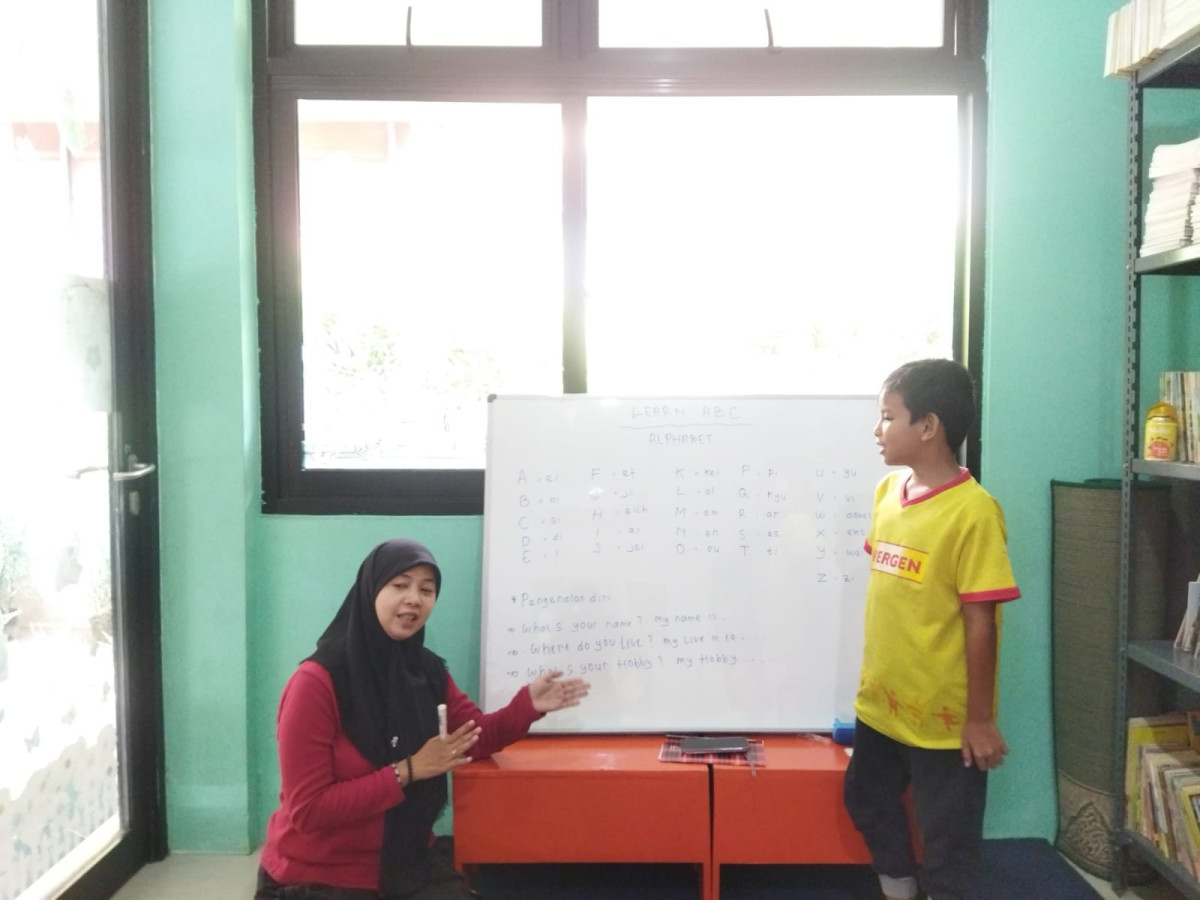 Pengelola Sedang Mengajarkan Bahasa Inggris