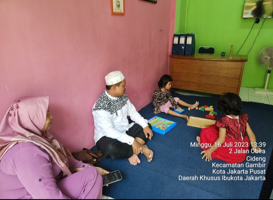 membaca di perpustakaan