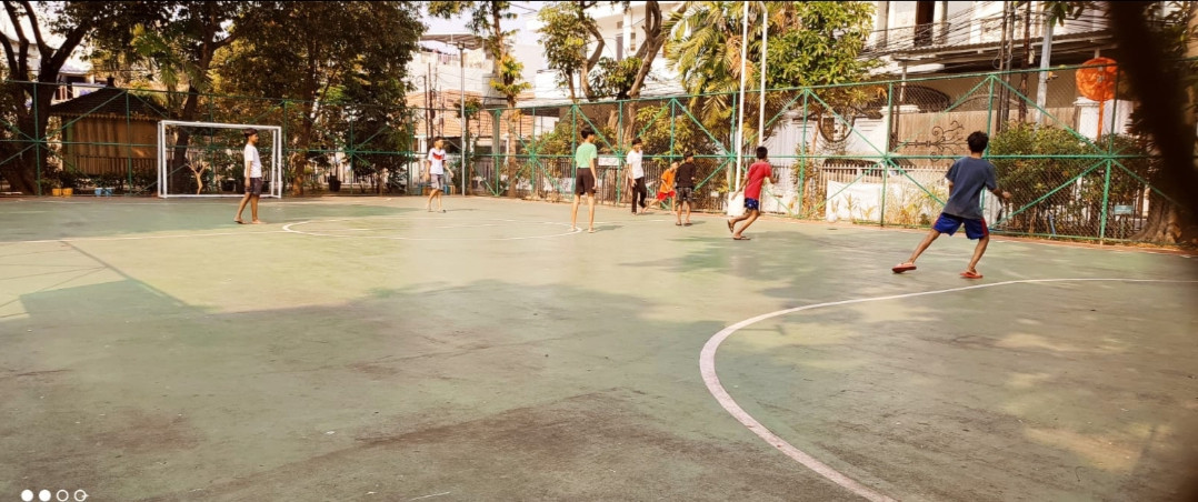 remaja kampung duri sedang bermain futsal