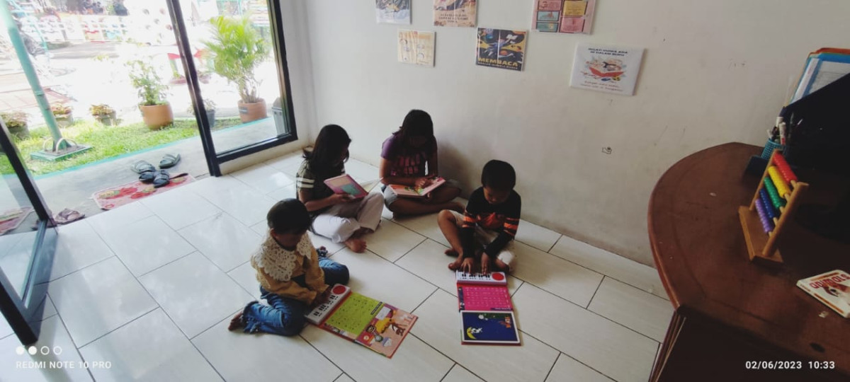 Anak-anak Membaca Buku