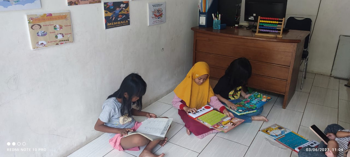 Anak-anak Membaca Buku