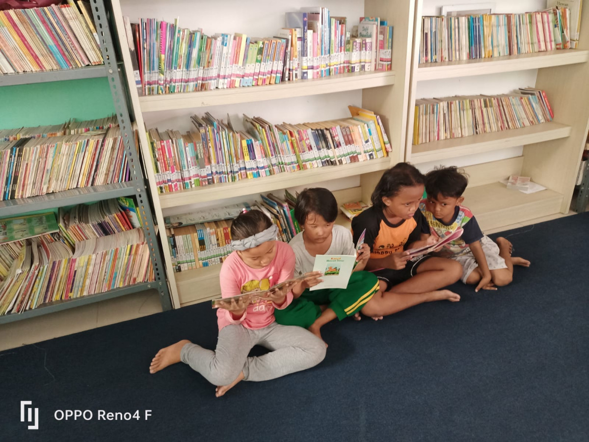 Anak anak sedangmembaca buku