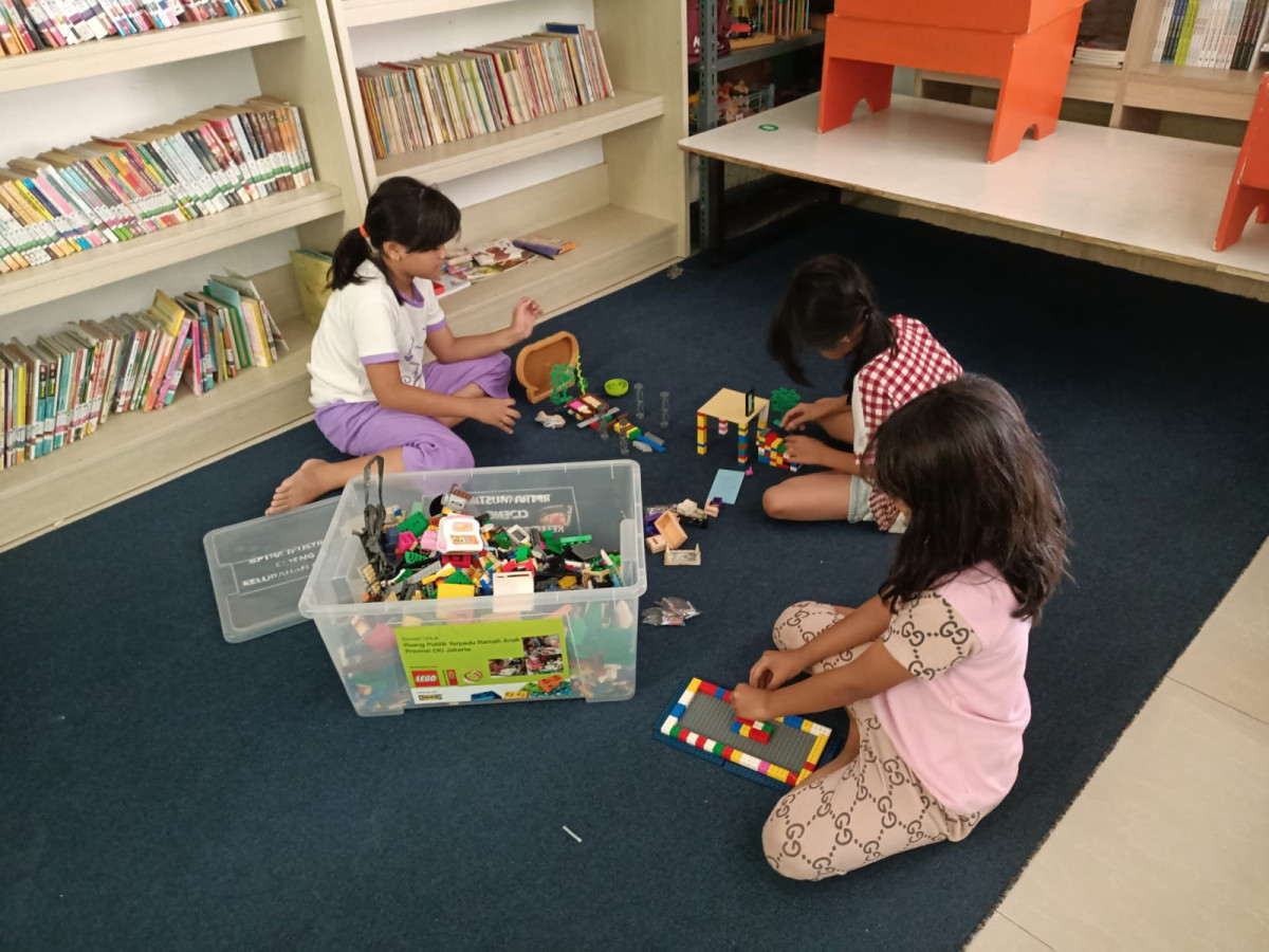 Anak anak bermain lego