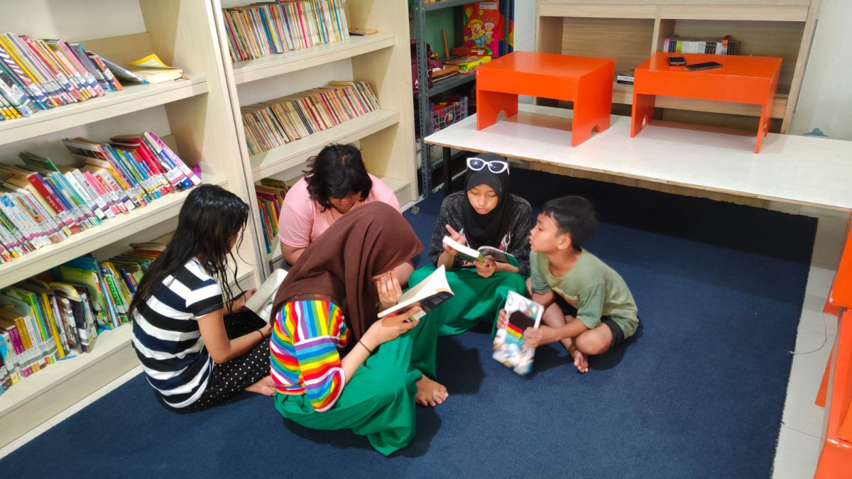 Anak anak dari Tanah Sereal sedang membaca buku