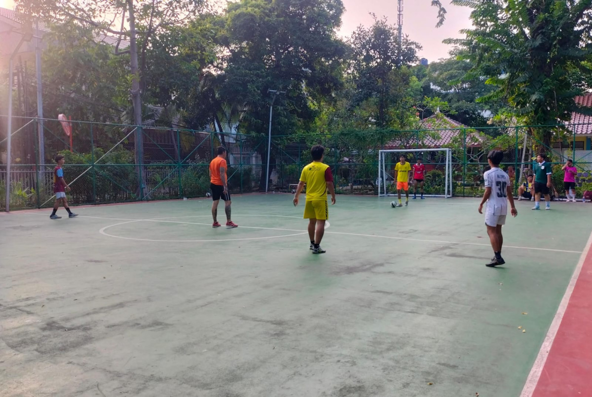 Tim Futsal Dewasa (Maminah) bermain futsal di Lapangan RPTRA Kenanga Cideng