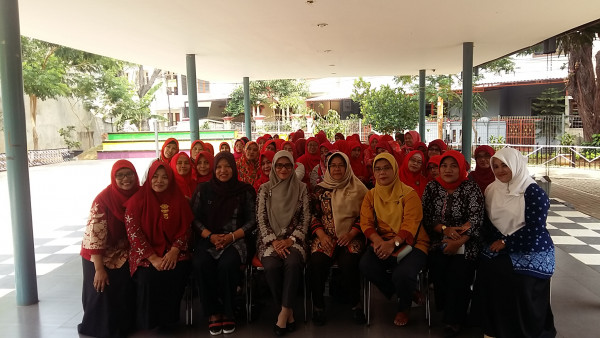 Foto bersama  dengan Staf Kelurahan, PKK Kecamatan dan Kelurahan 