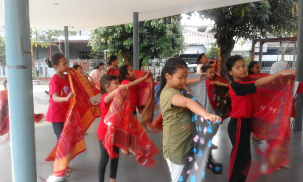 Latihan Menari Tradisional anak-anak