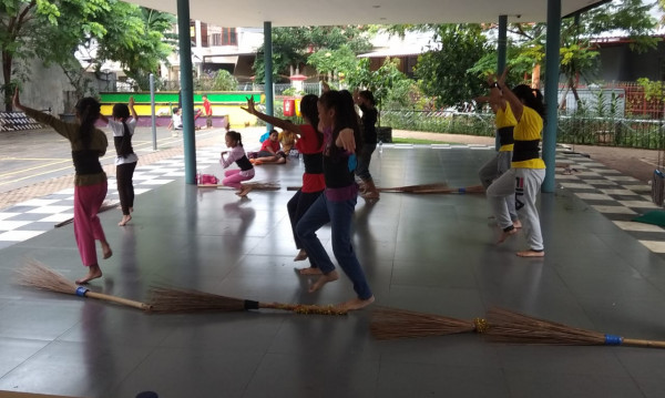 Latihan Menari Tradisional Swadaya Warga
