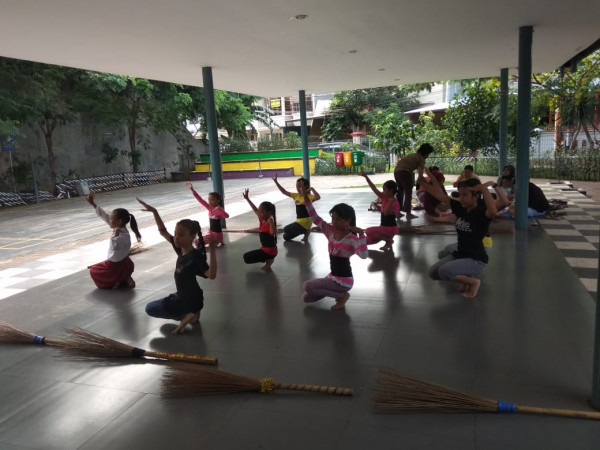 Latihan Menari Tradisional Swadaya Warga