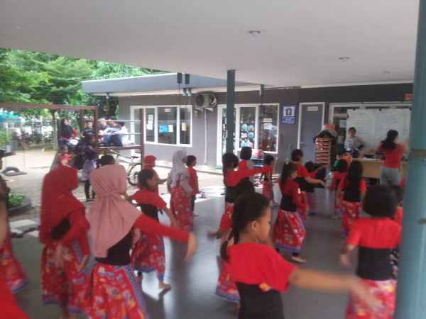Latihan tari tradisional dari Sudin Parbud