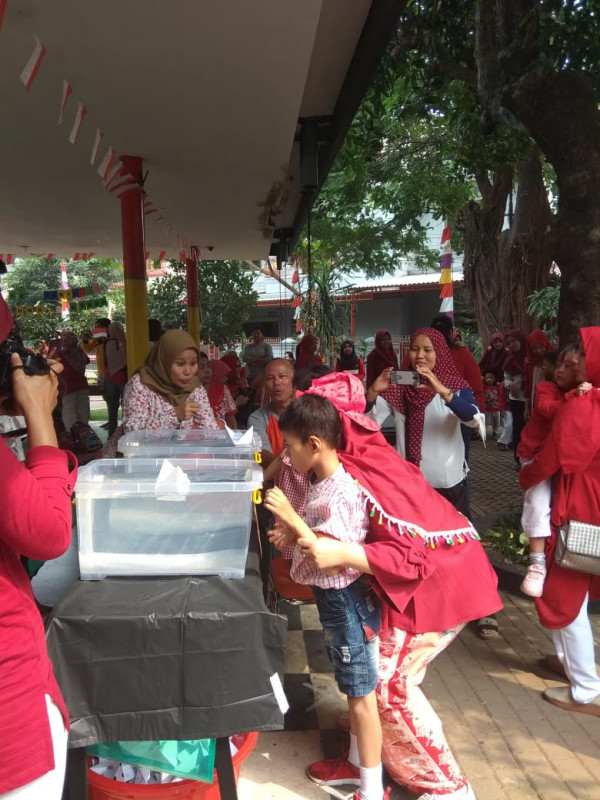 Lomba meniup perahu kertas