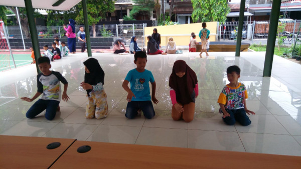 Kegiatan latihan menari Dindin Pa Dindin dari siswa siswi Madrasah Ibtidaiyah Diniyah Islamiyah