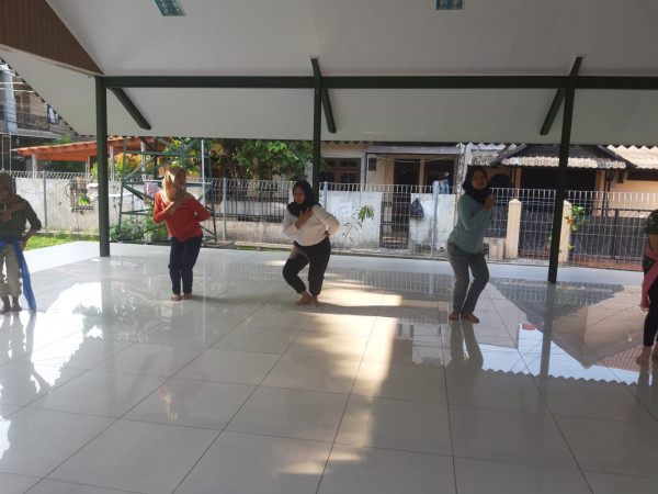 Kegiatan latihan tari Betawi dari siswi SMKN 14 