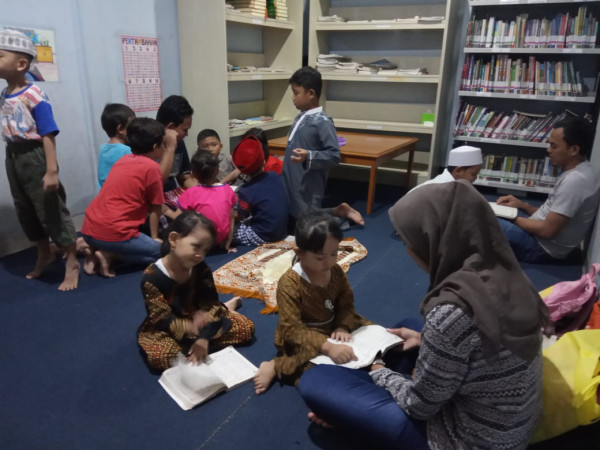 Kegiatan belajar malam anak - anak di Perpustakaan RPTRA Beringin