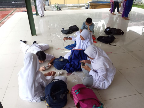 Mengerjakan Tugas Sekolah