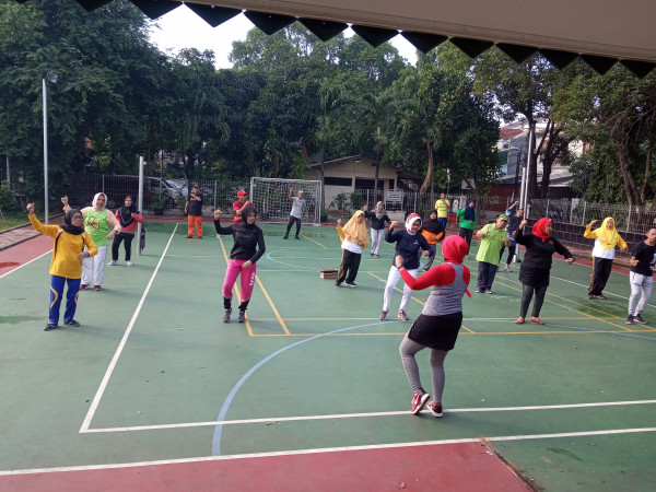 Senam Warga  Rw 01 di lapangan