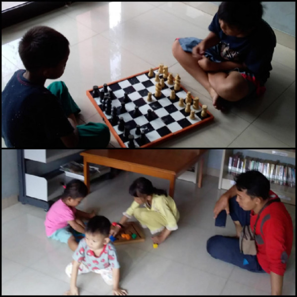 adik-adik bermain catur dan bermain permainan edukasi