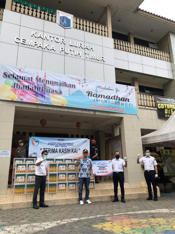 Penerimaan bantuan sembako dari PT KAI untuk wilayah Kel CPT